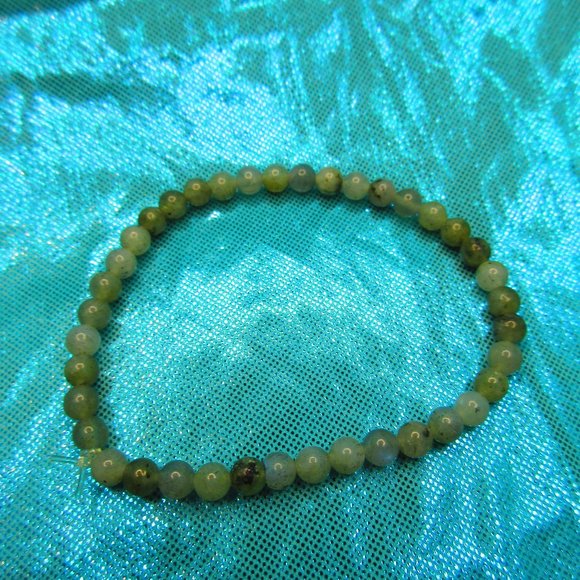 Labradorite 4mm Round 7" Stretchy Gemstone Bracelet - Picture 2 of 3
